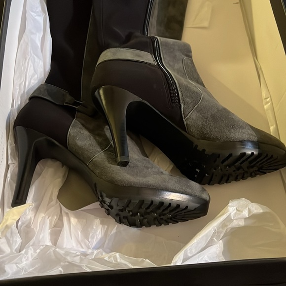 TAHARI Black & Grey Stretch High Heel Boots - size 7 - Picture 2 of 8